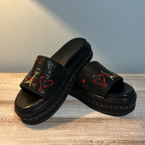 Karl Lagerfield slides - Picture 4 of 5